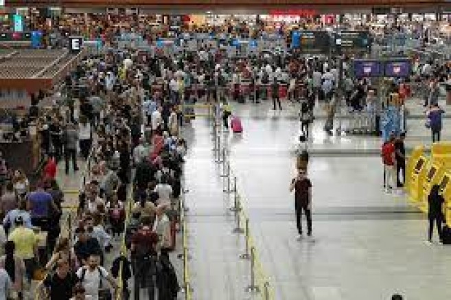 Havalimanında olağandışı kalabalık 